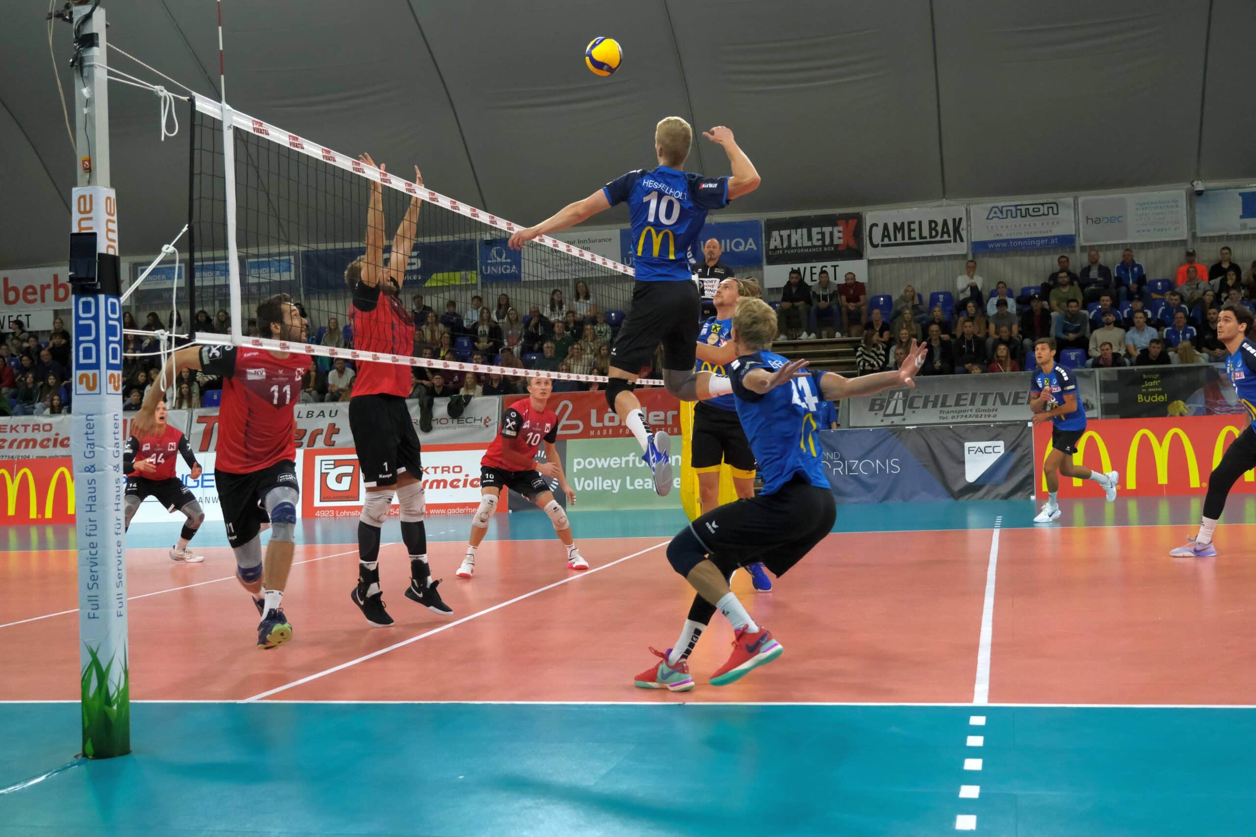 Beim Auswärtsspiel gegen VBK Wörther-See-Löwen Klagenfurt punktete Mittelblocker Joachim Hesselholt (Nr. 10) durch seine starken Angriffe.
